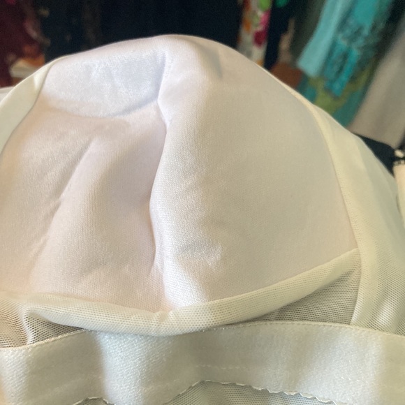 Gorgeous bathing suit. - Picture 5 of 7